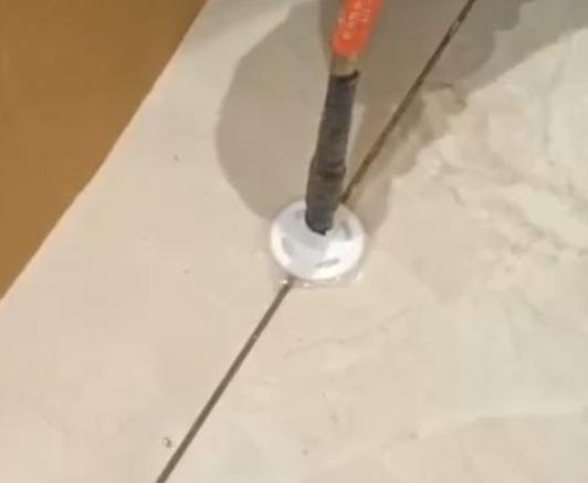 鄂尔多斯市瓷砖空鼓维修公司专业解答瓷砖在铺贴过程中，如果没有涂抹均匀到位的粘结材料（如水泥砂浆或瓷砖胶），可能会导致以下问题